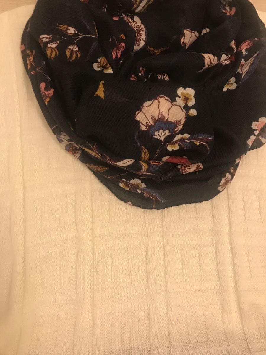 Lotti di vestiti: Damen Set: Jeans, Pullover und Schal mit Blumenmuster – Usato da Dübendorf venduto da nela123 2
