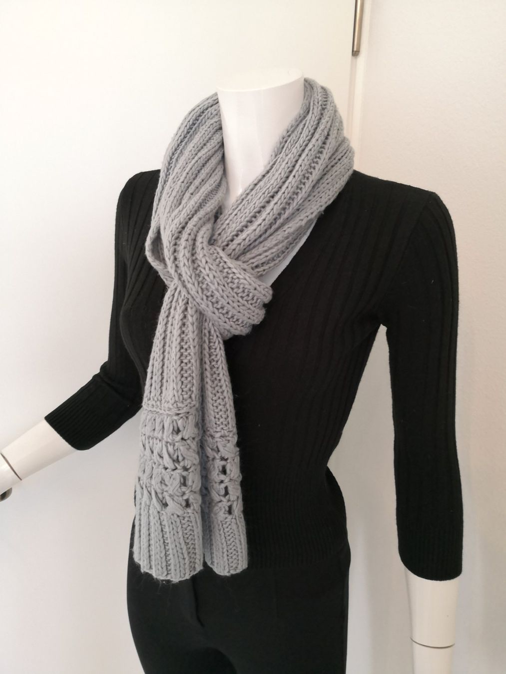 Foulard & Sciarpe: 🤩STRICK-SCHAL HELLGRAU MIT MUSTER – Usato da Olten venduto da Naja-Twins-Twins 1