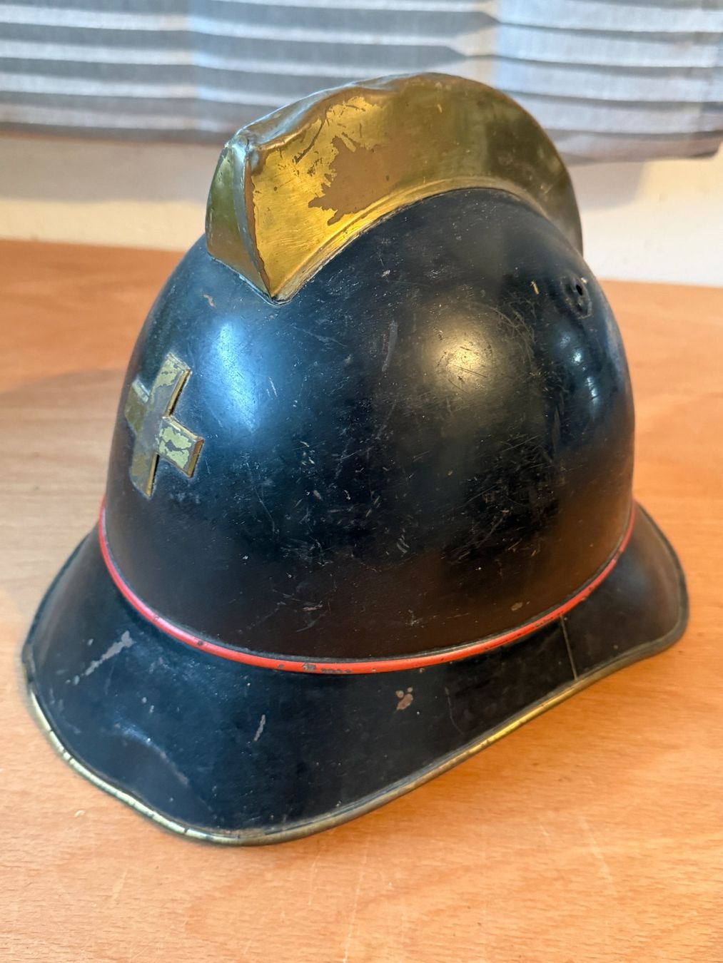 Abbigliamento & accessori d'epoca: Antiker Schweizer Feuerwehrhelm um 1930 mit Messingkamm – Usato da Oetwil a.d. Limmat venduto da Seewurf
