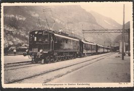 ^Lötschbergexpress in Station Kandersteg , Bahn