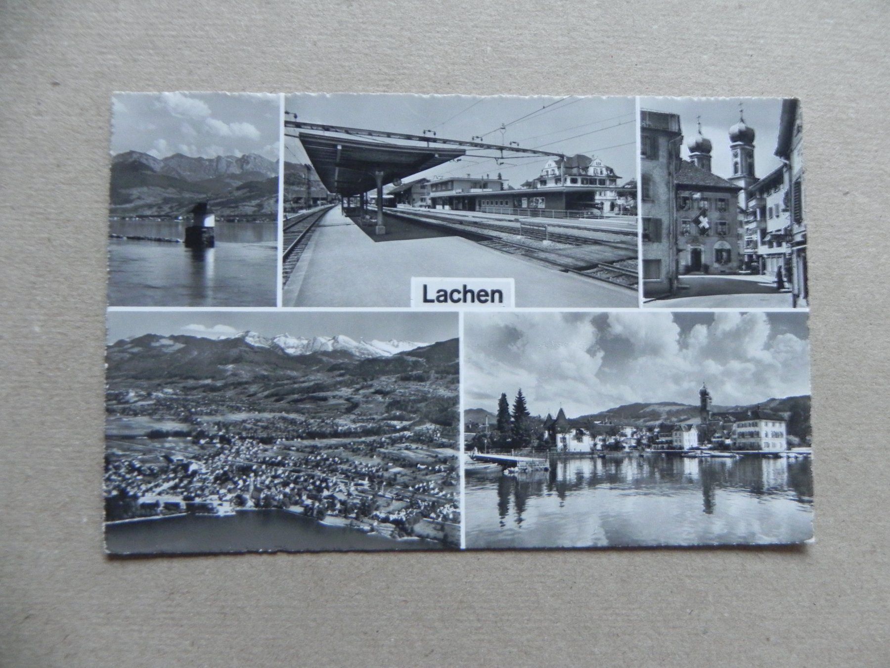 Cartes postales: Karte Lachen SZ Bahnhof Flugansicht 1955 – D'occasion à Siebnen par krimsie
