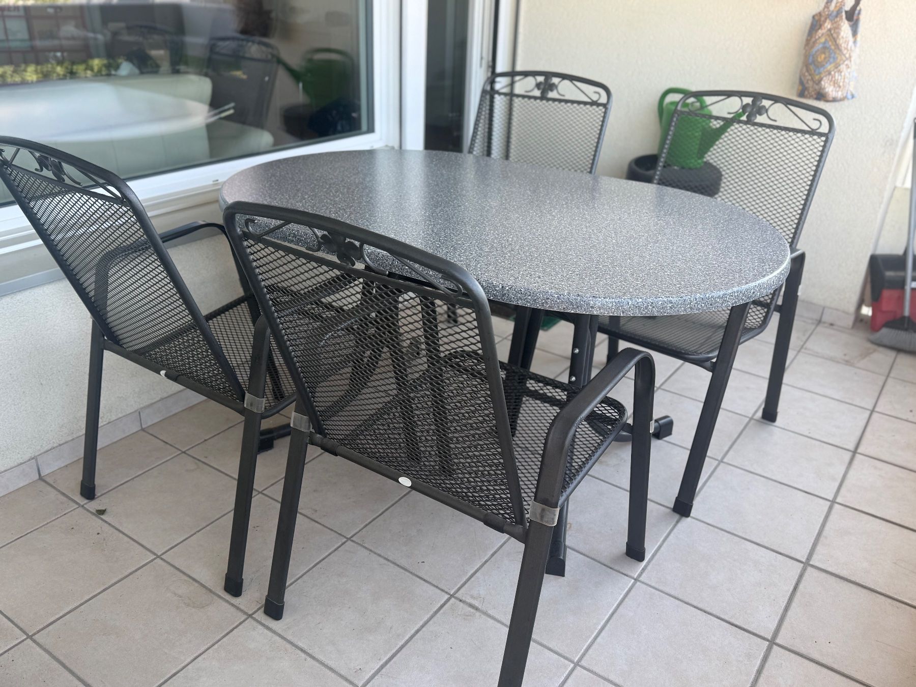 Set di tavolo e panche: Gartenset Tisch mit vier Stühlen – Usato da Klingnau venduto da Umweltklinik 2