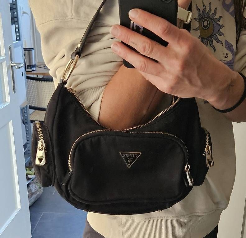 Borse da donna: Stylische schwarze GUESS Schultertasche – Usato da bern venduto da Alex_Geisser 1