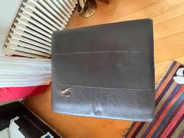 Fussableger (zu Sofa) aus dunkelbraunem Echtleder