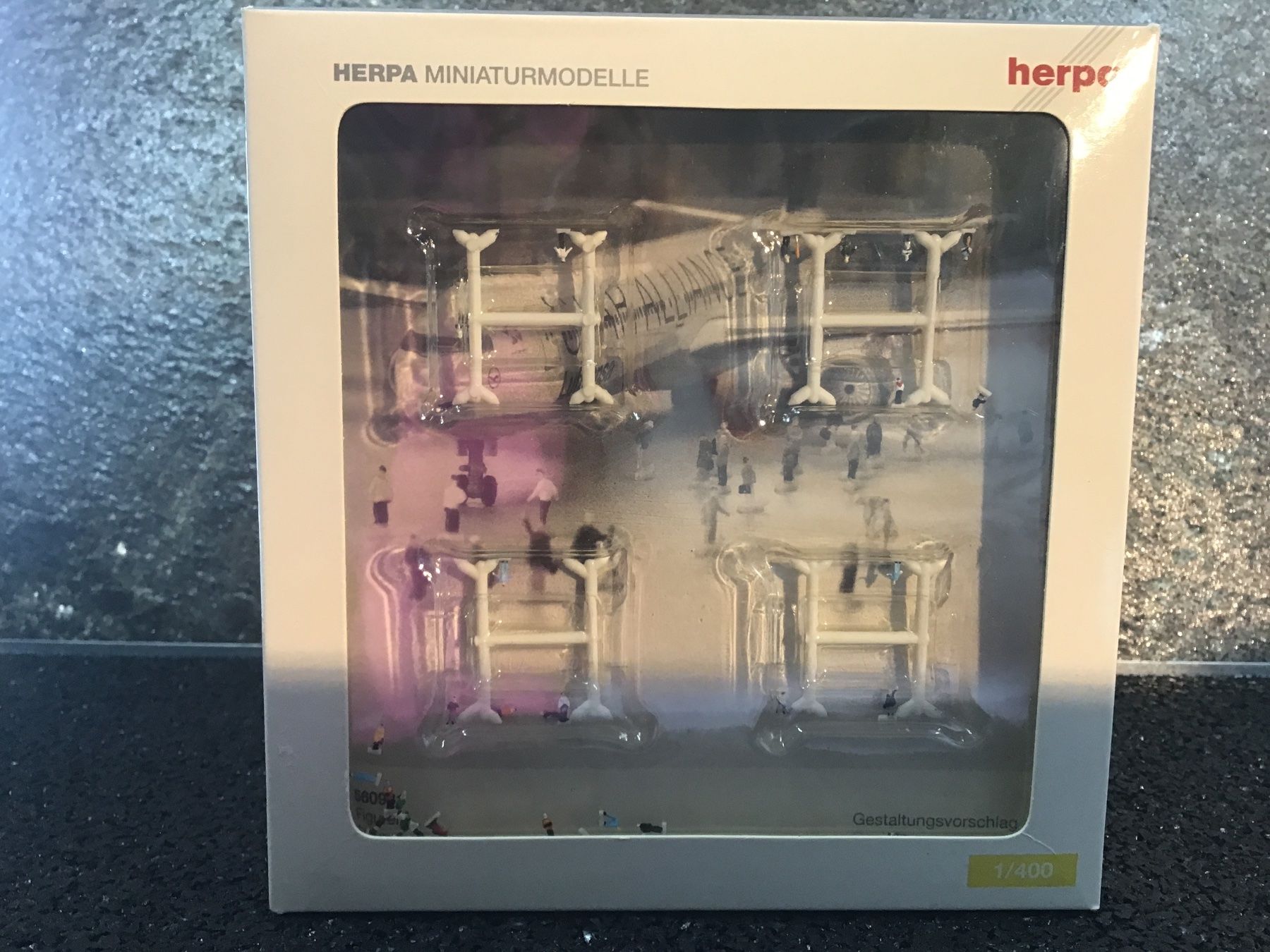 Herpa Kit di modellismo & Modellini statici: HERPA SCENIX SERIES 1/400 – Usato da Männedorf venduto da Spezial-Modelle