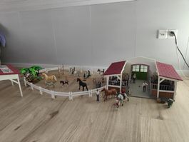 Schleich Stall inkl. 16 Pferde + 9 Figuren