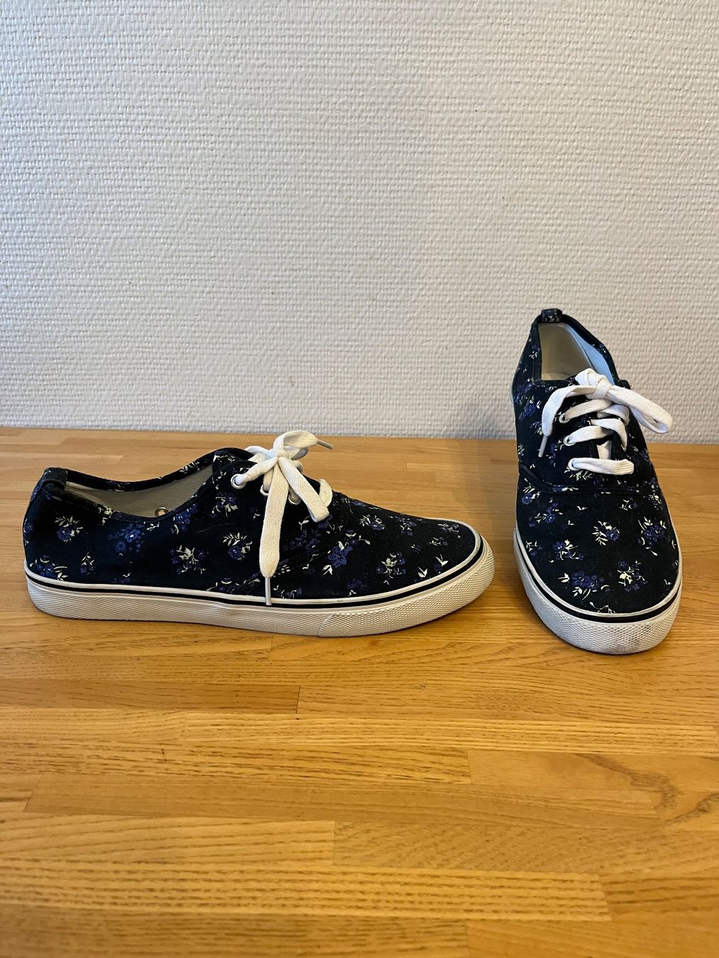 H&M Damenschuhe: Damenstoffschuhe von Divided H & M – Gebraucht aus Basel von Bibi_Basel 1