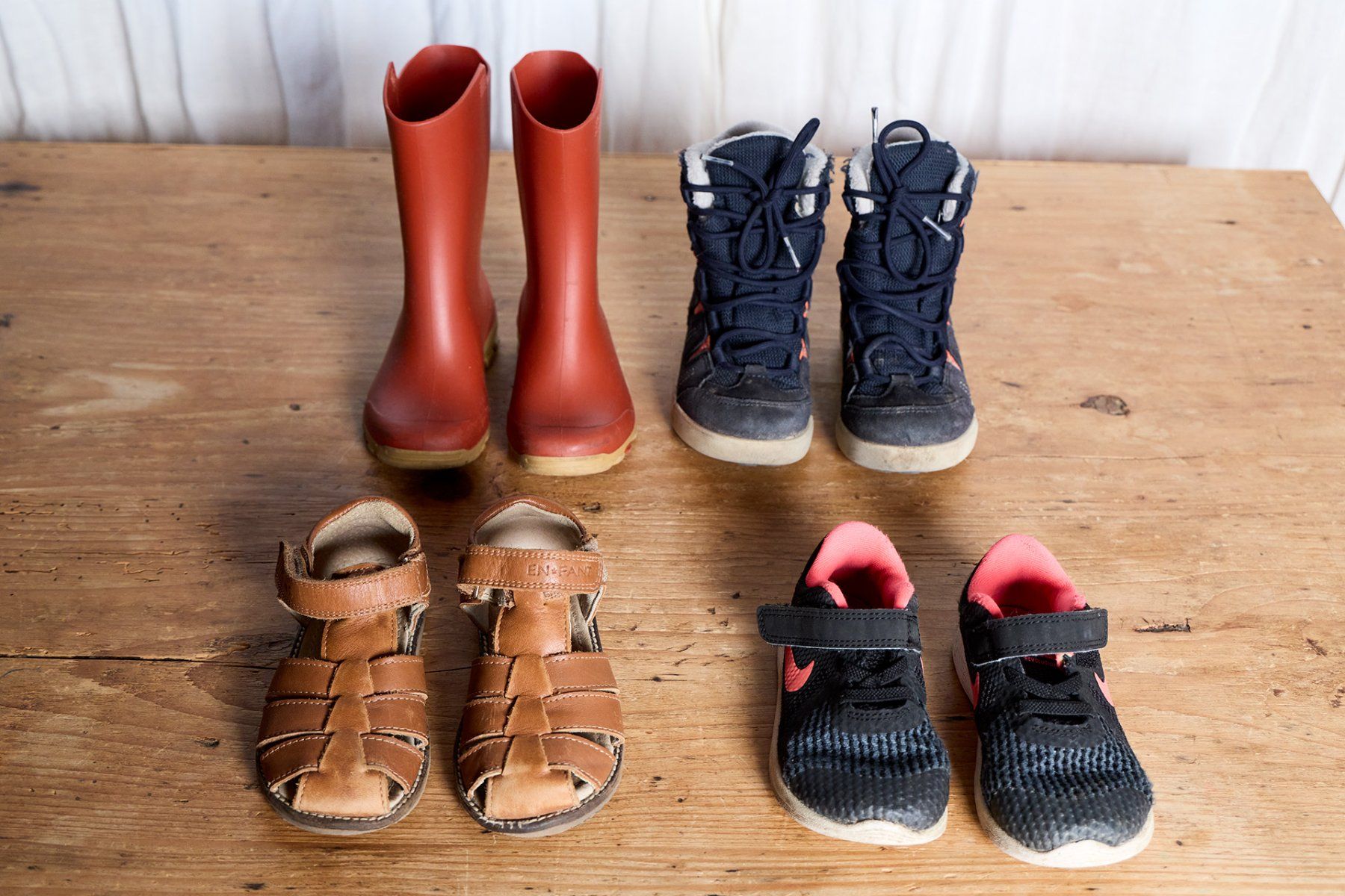 Scarpe per ragazzi: Hübsches Schuhpaket Gr. 25 – Usato da Ennetbürgen venduto da JWBT