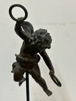Bronze-Figur Engel/Putto mit Drapierung auf Stahlsockel