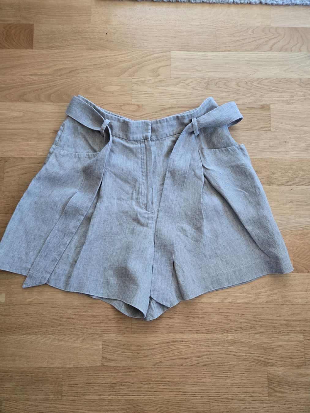 Massimo Dutti Pantalons: Massimo Dutti linen shorts 42 – D'occasion à Horgen par dariajedraszyk
