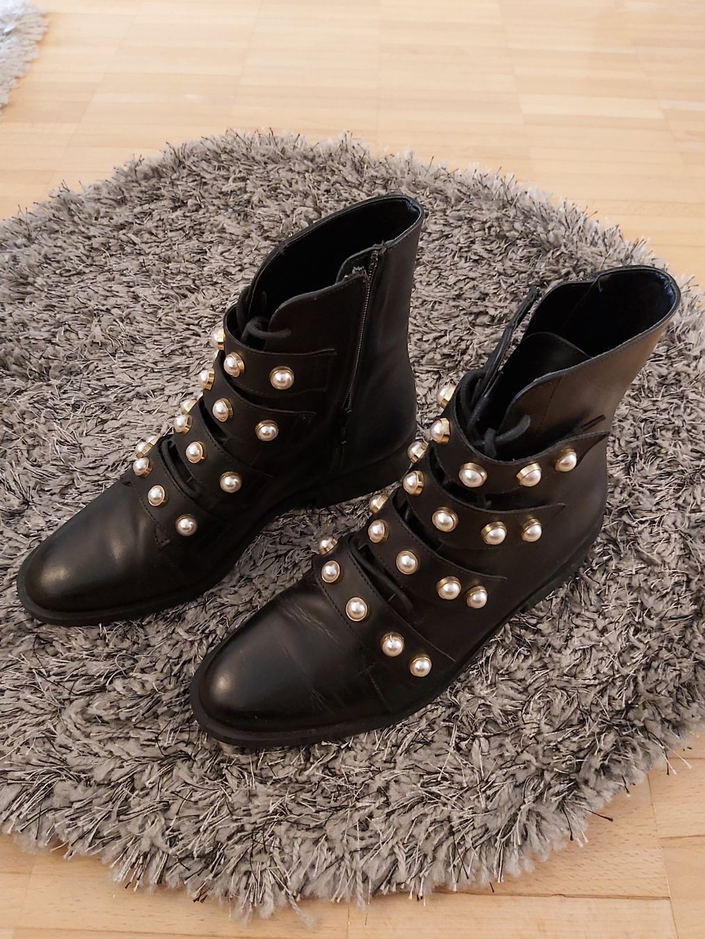 Zara Damenschuhe: Stiefelette Leder mit Perlen Grösse 38 – Neu (gemäss Beschreibung) aus Frauenfeld von mariom02