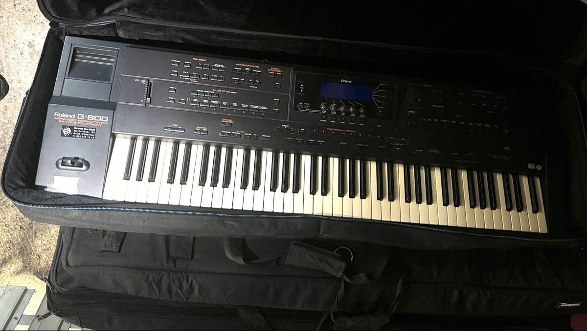 Roland Instruments de musique: Roland G-800 Arranger Workstation 64-Voice Polyphony – D'occasion à Frick par AutoART-Wallbach