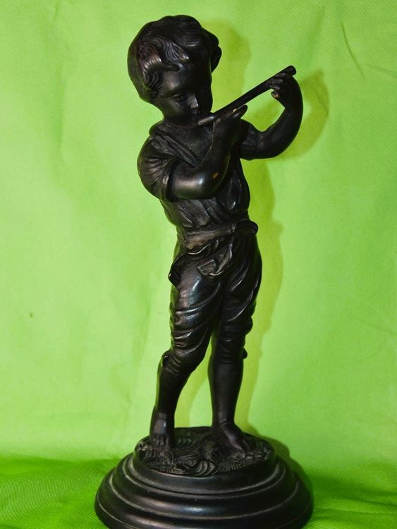 original-bronze-deko-figur-vintage-knabe-mit-instrument-gebraucht-in