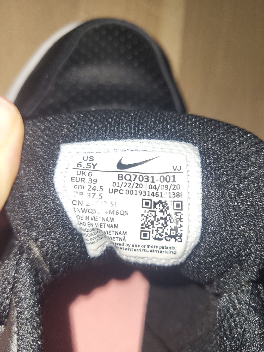 Nike Damenschuhe: Nike Turnschuhe schwarz mit Blumenmuster Gr. 39 – Gebraucht aus Heiden von Cherry16995 3