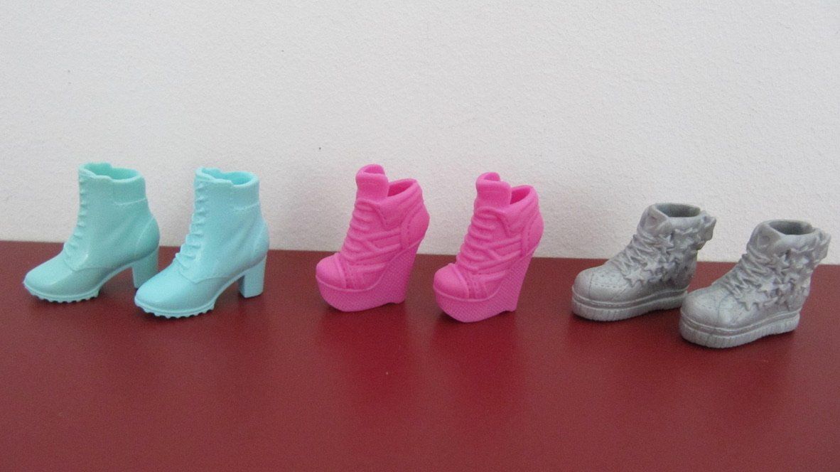 Bambole: Barbieschuhe Set mit Regal, verschiedene Paare – Usato da Brunnen venduto da Kiwiland1 4