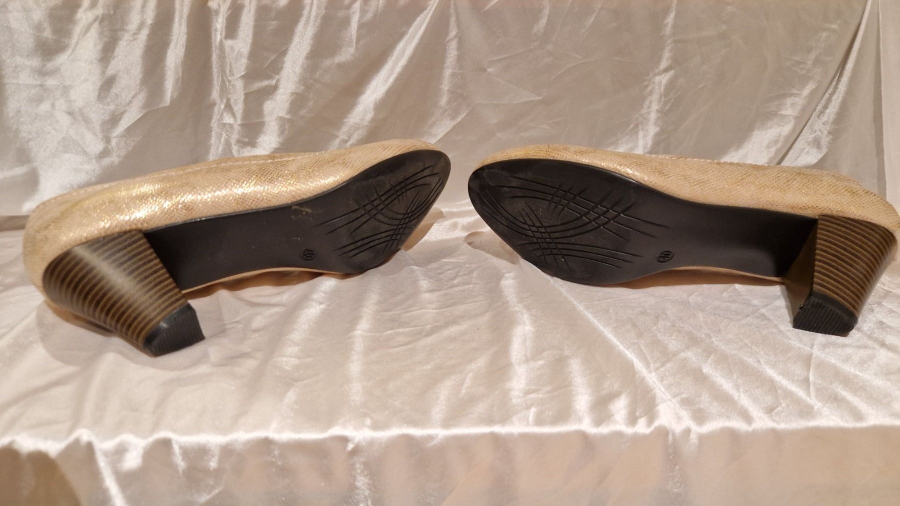 Damenschuhe: Sehr schöne Pumps, Gr. 40,Neu – Neu (gemäss Beschreibung) aus Widnau von Smanitu 5