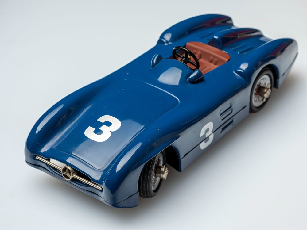Schuco Studio III 01644 - Mercedes Montagekastan Race Car #8 - Maquette 20cm Résine