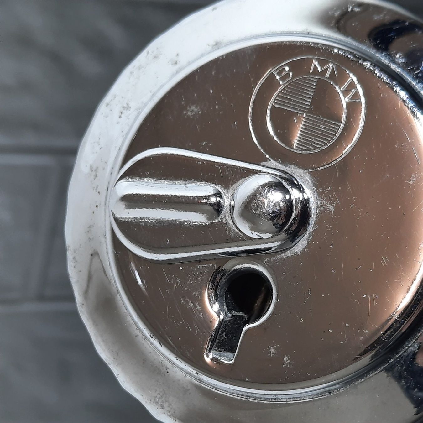 BMW Autres accessoires p. véhicule: Orginaler BMW Tankdeckel in Silber – D'occasion à Unterägeri par Altgoldschmuck 3