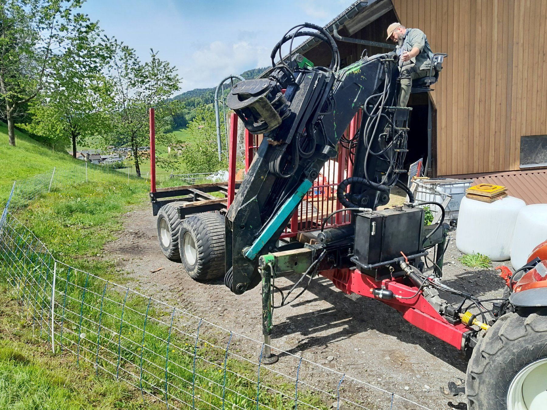 Rimorchi: Forstanhänger mit forstkran fiskars – Usato da Sattel venduto da luawiba 1