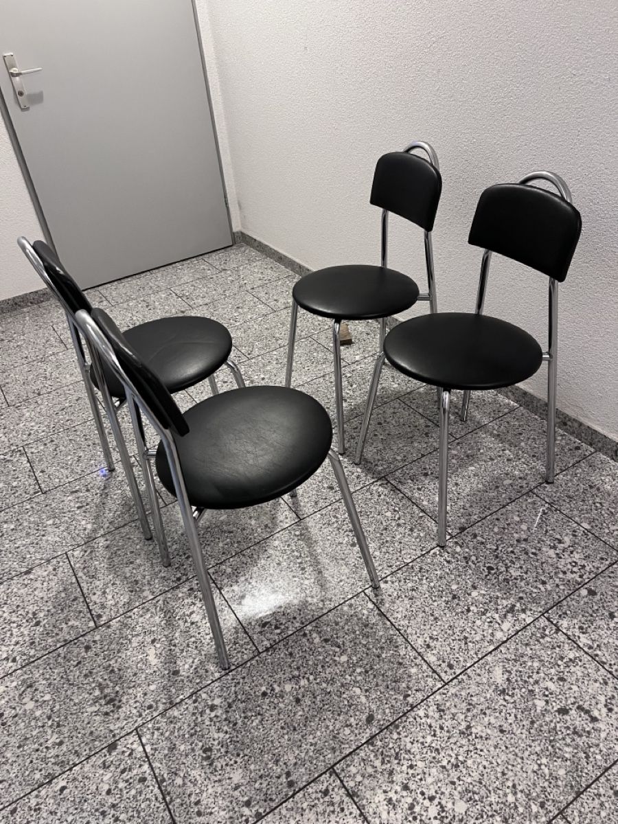 Chaises: 4 Stühle, schwarz, Metallgestell – D'occasion à Winterthur par T890251