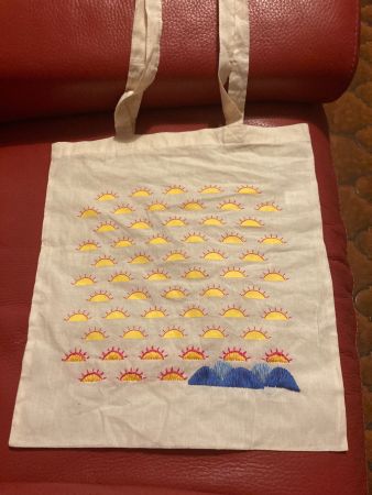 Sac en tissu motif soleil et montagnes brodé à la main.