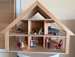 Puppenhaus aus Holz mit Biege-Figuren und Einrichtung