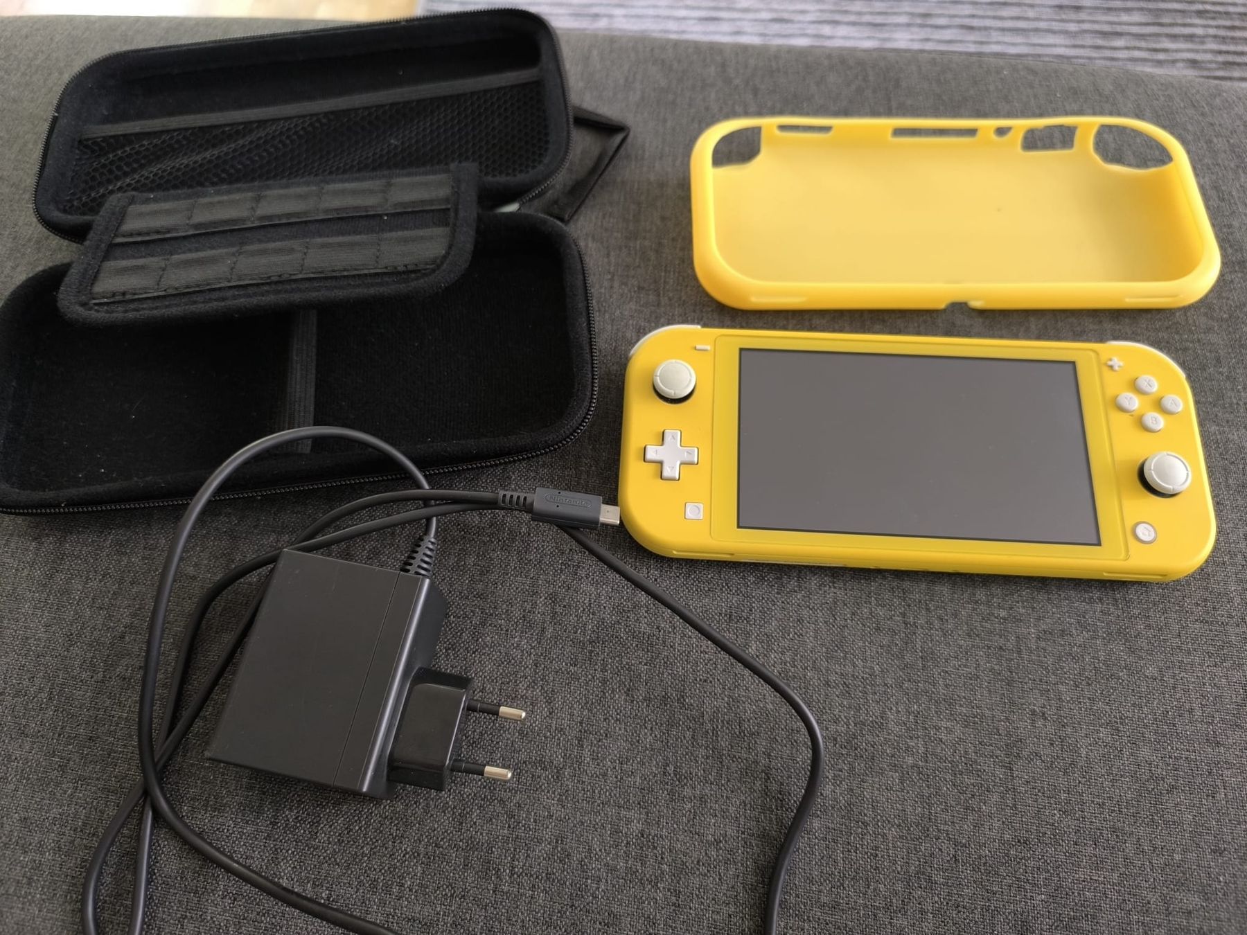 Nintendo Console: Console Nintendo Switch Lite jaune avec etui et chargeur – Usato da Lausanne venduto da Sturz_88