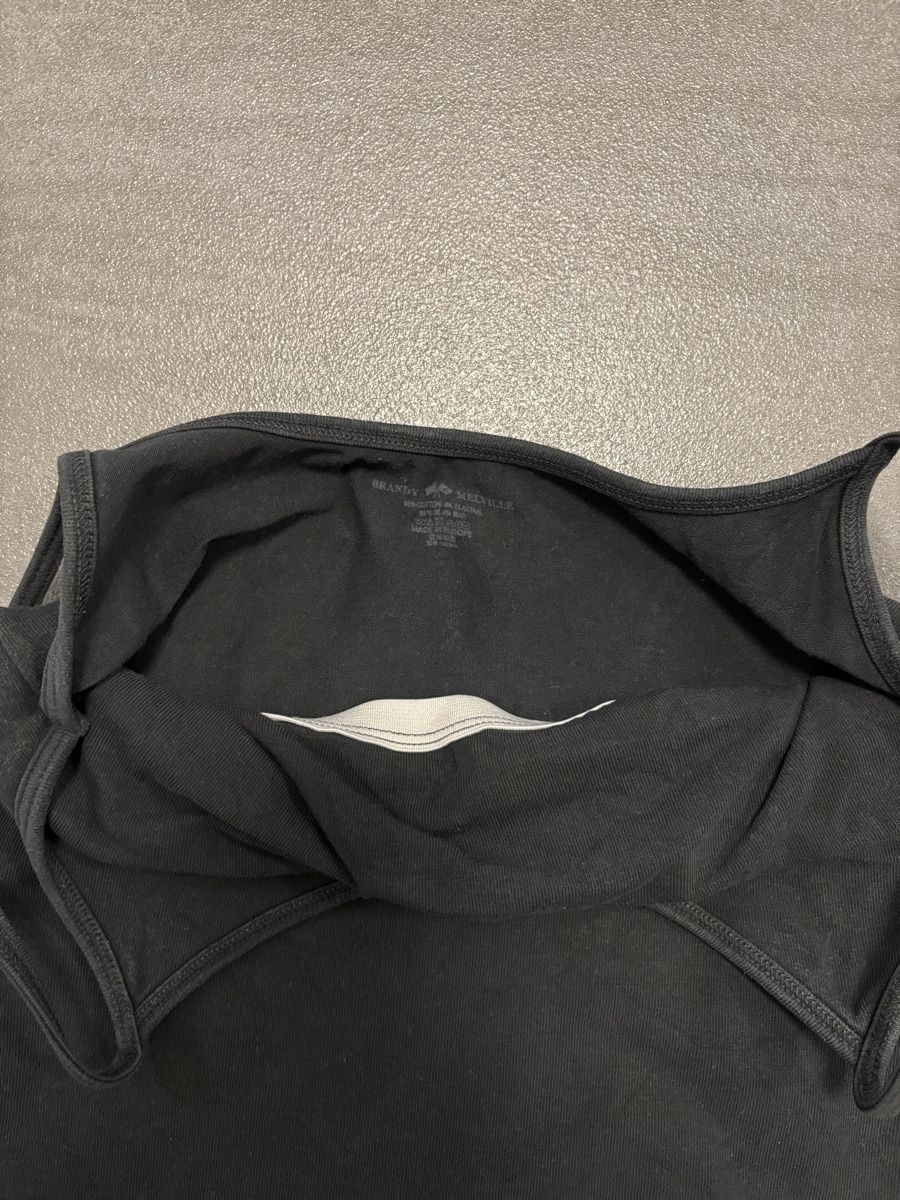 Brandy Melville Top: Brandy Melville Top mit BH – Usato da Rümlang venduto da svent 3