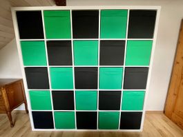 IKEA Kallax Regal 5x5 weiss mit 25x Dröna Box grün / schwarz