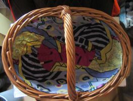 Weidenkorb mit buntem Innenstoff und Henkel