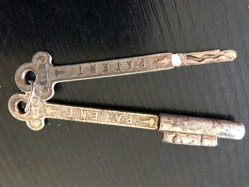 ALTER SCHLÜSSEL / Kurbel Comtoise / Morbier / Morez / Wanduhr