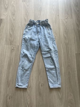 Jeans Damen Grösse 34 leicht verwaschen mit Fleck