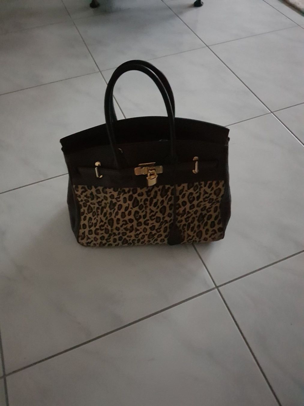 Borse da donna: Leder Tasche mit  Echtfell – Usato da Stansstad venduto da leoni66