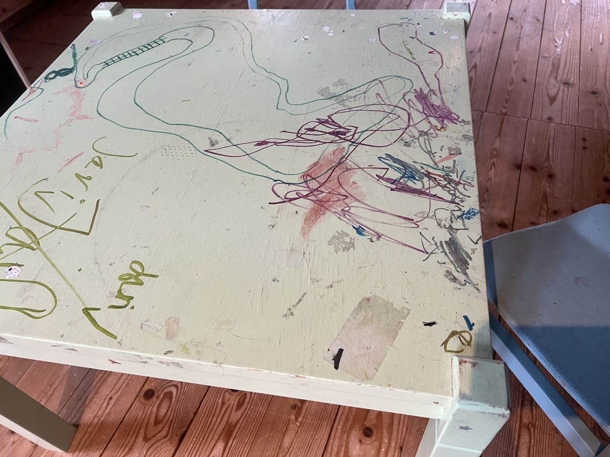 Set di tavolo e panche: Kindertisch mit zwei Stühlen, Maltisch, Basteltisch – Usato da Wohlenschwil venduto da SmokyAnnie 3