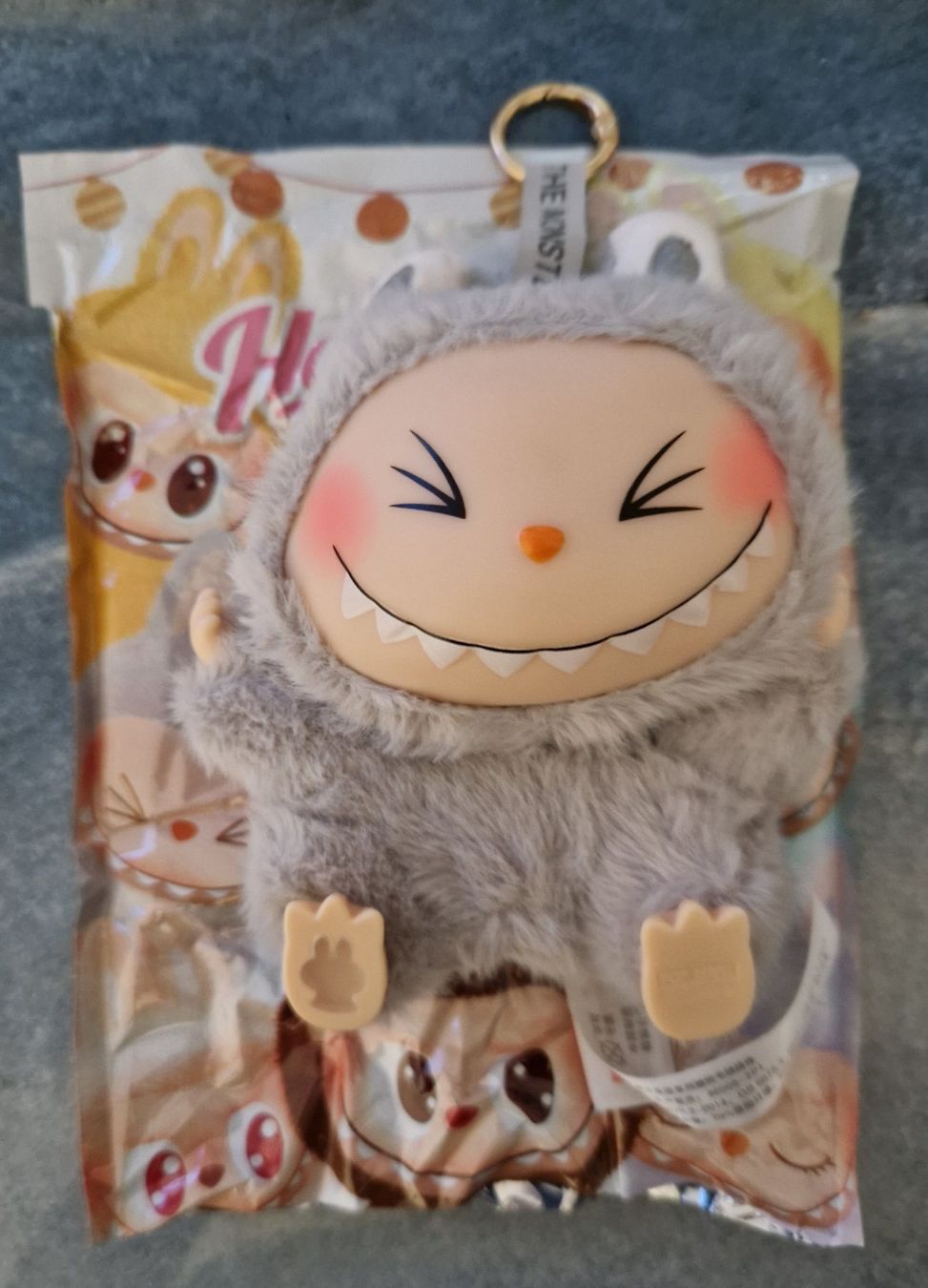 Statuette: Labubu PELUCHE nouvelle génération Gris NEUF – Nuovo e nell'imballaggio originale da St-Imier venduto da goodber