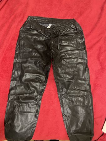 Schwarze Kunst-Lederhose Gr. M- stylische Jogginghose