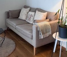 Sofa zweisitzig beige Stoff gute Zustand