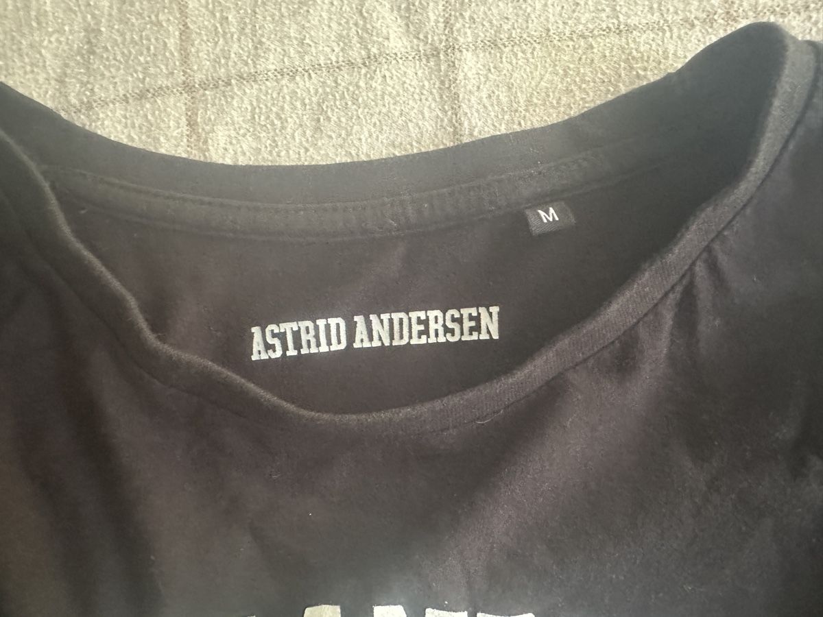 T-shirt: Astrid Andersen Black Long Sleeve Top - M Original – Usato da Gattikon venduto da 386ComicEmpire 1