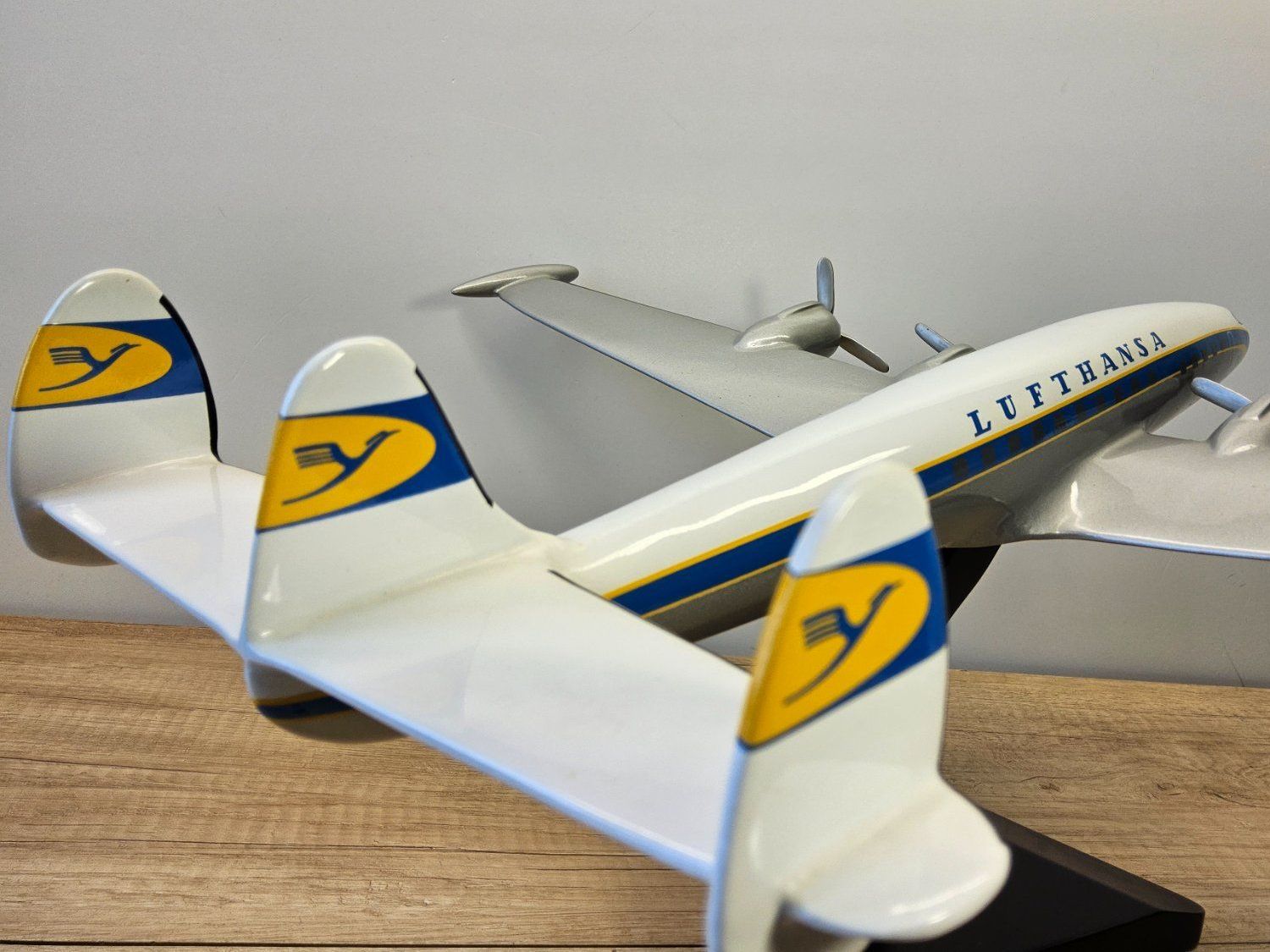 Lockheed Kit di modellismo & Modellini statici: Lufthansa __ Lockheed L-1049 Super Constellation _ 1:48 52cm – Usato da Uerikon venduto da Airport68 5