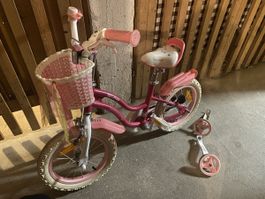 Süesses rosa Kinderfahrrad mit Stützräder