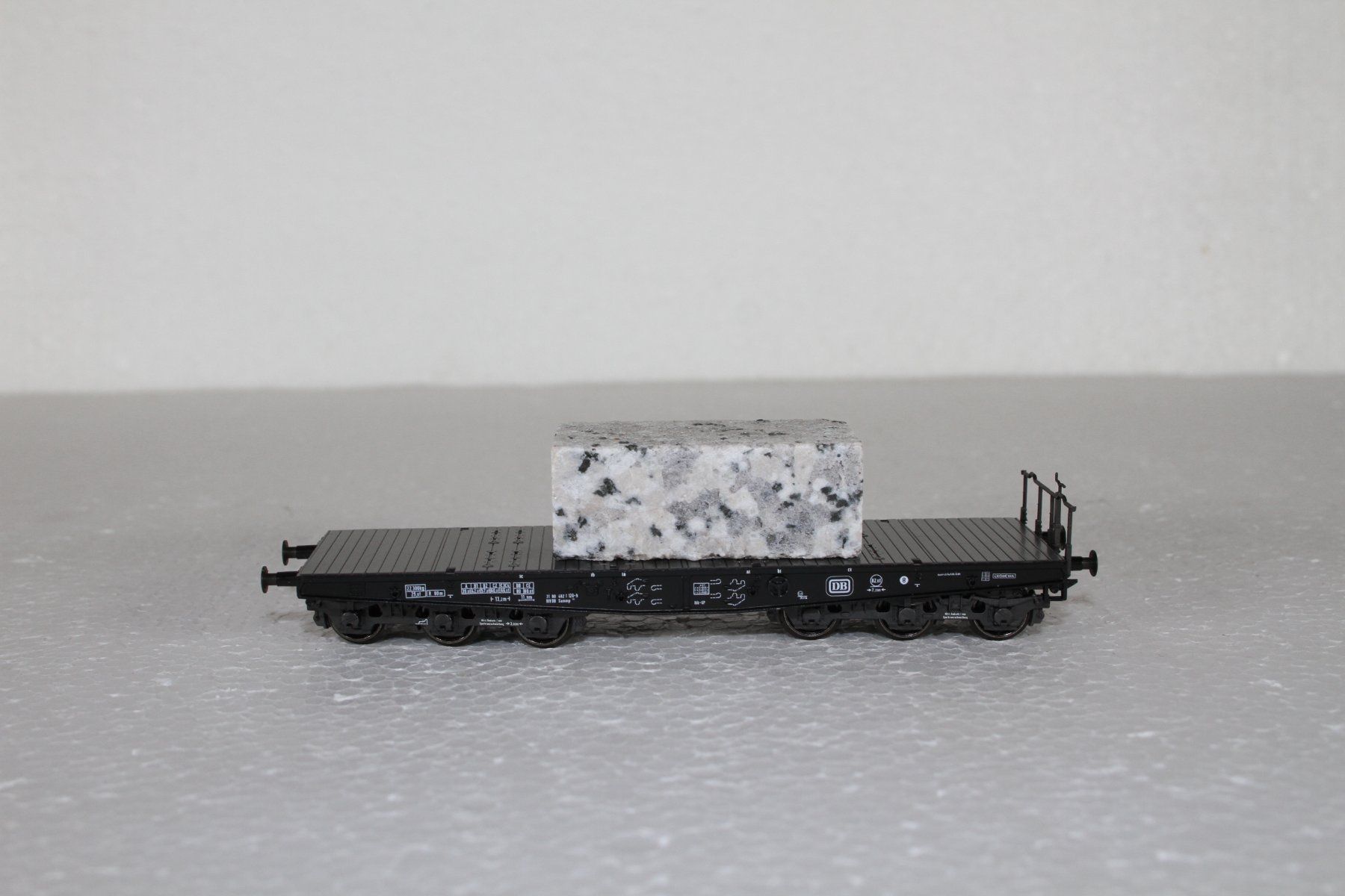 Märklin Modellini di ferrovie: Märklin 48663 DB Schwerlastwagen mit Granitstein – Usato da Triesen venduto da cor_62ts 2