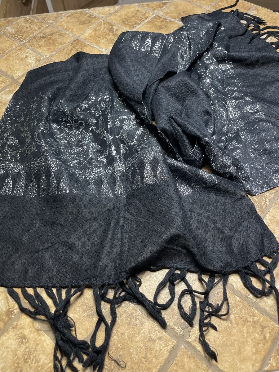 Foulard & Sciarpe: Chic Sciarpa nera con disegni argentati, elegante e calda. – Nuovo (secondo la descrizione) da Gordevio venduto da LanaZimm 7