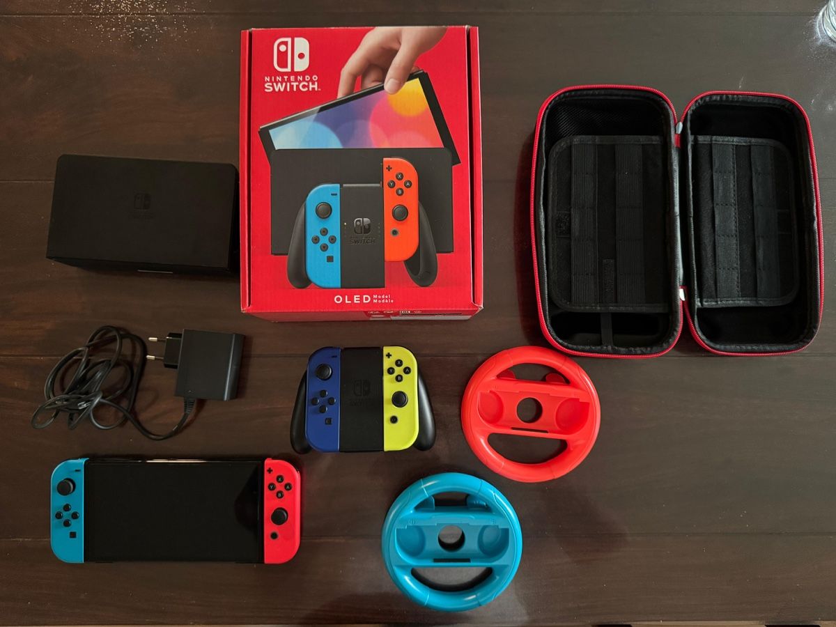 Nintendo Console: Nintendo Switch OLED mit 4 Joycons – Usato da Root venduto da Melanie067