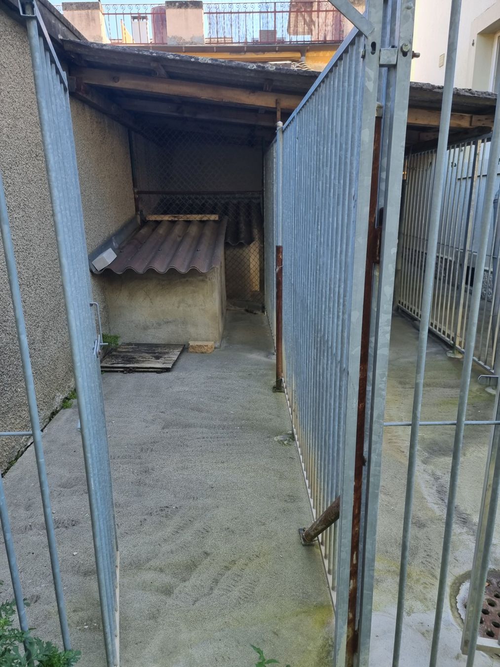 Gabbie, trasporto & Sicurezza: Chenil - barrière en fer extérieur à vendre – Usato da Neuchâtel venduto da cle_j6qj 2