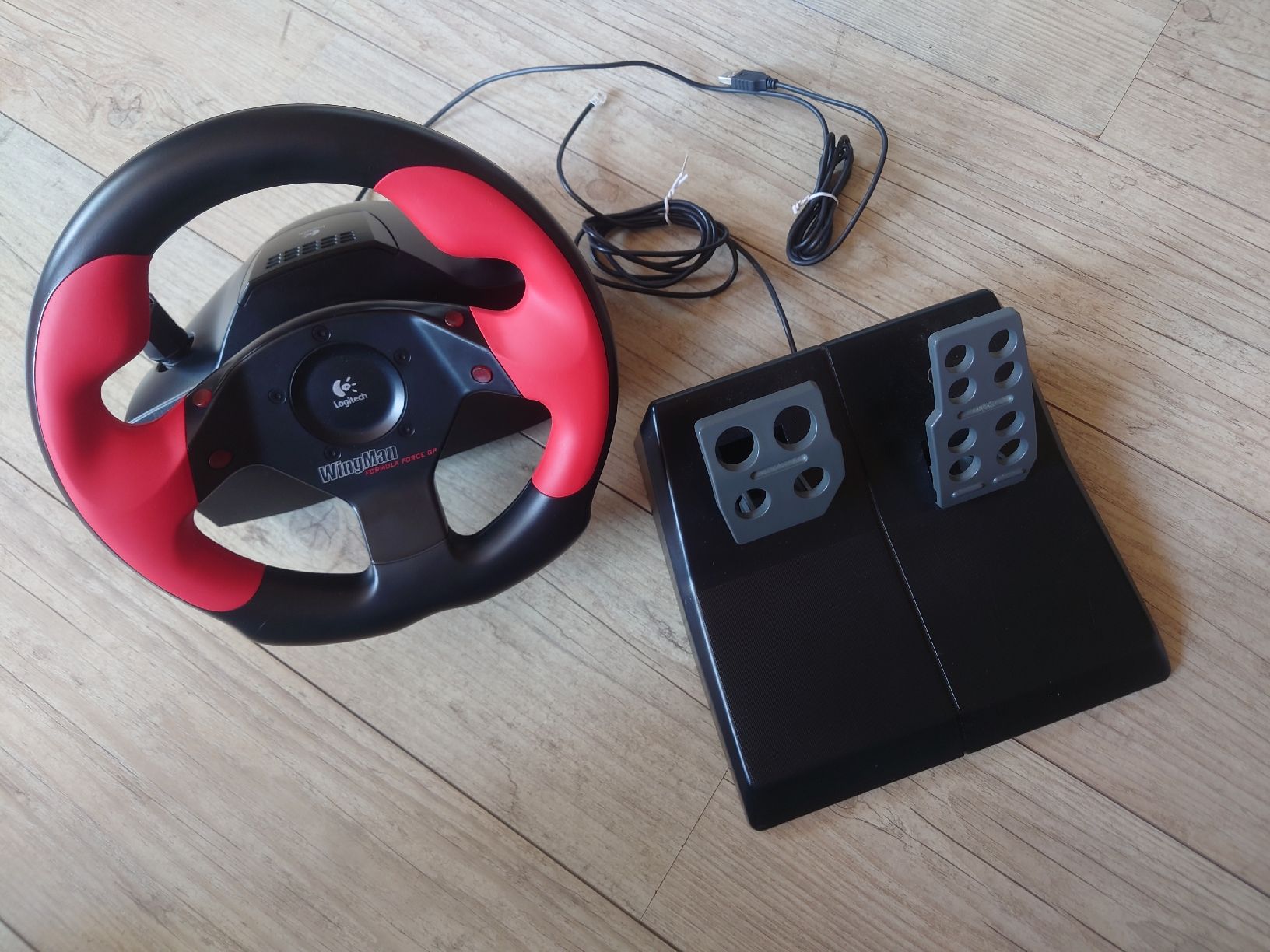 Logitech Manettes: Logitech WingMan Formula Force GP Lenkrad mit Pedalen – D'occasion à Wettingen par l_i500 1