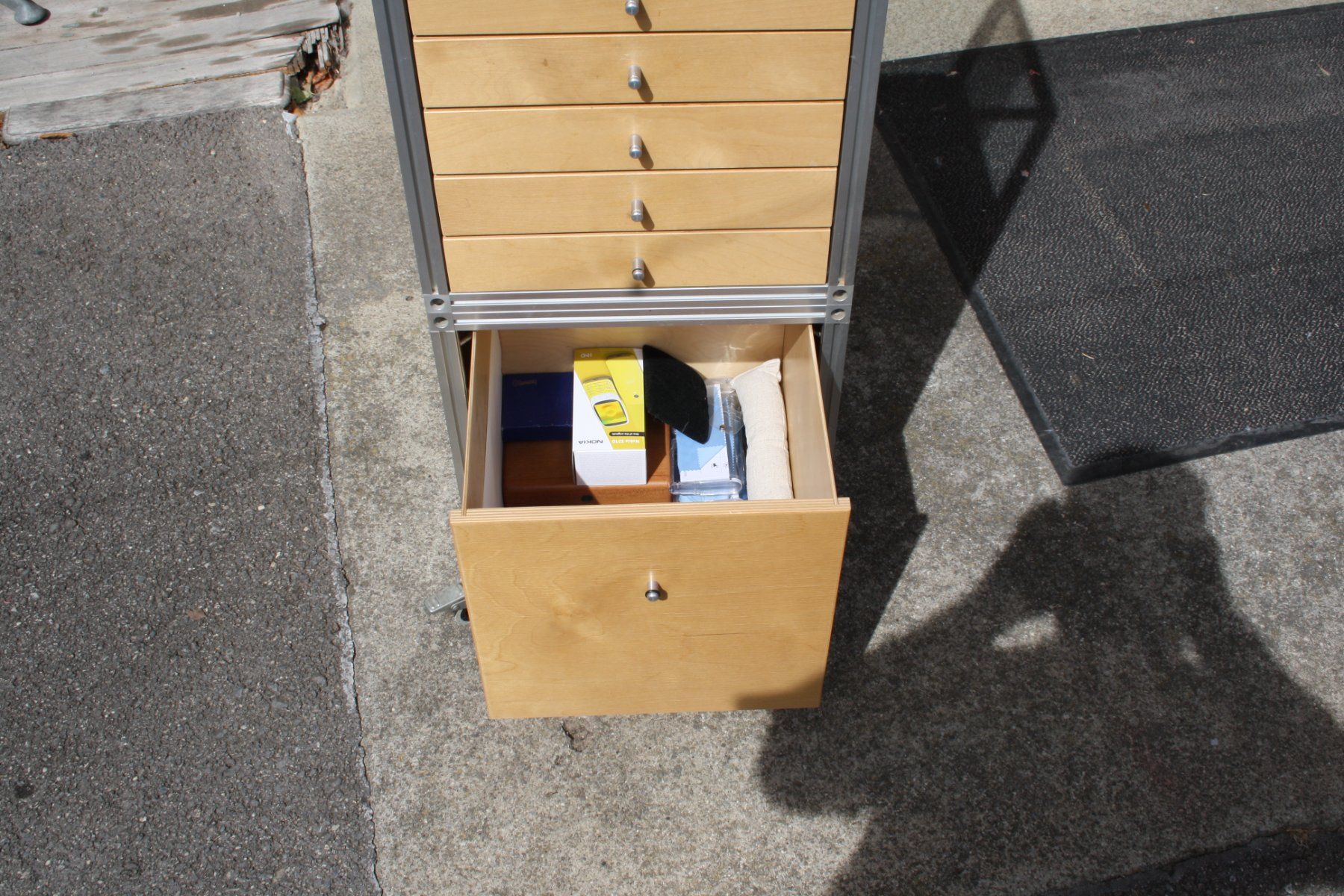Vitrines: VITRINE MIT BELEUCHTUNG UND SCHUBLADENKORPUS – D'occasion à Wauwil par Pneuedy 5