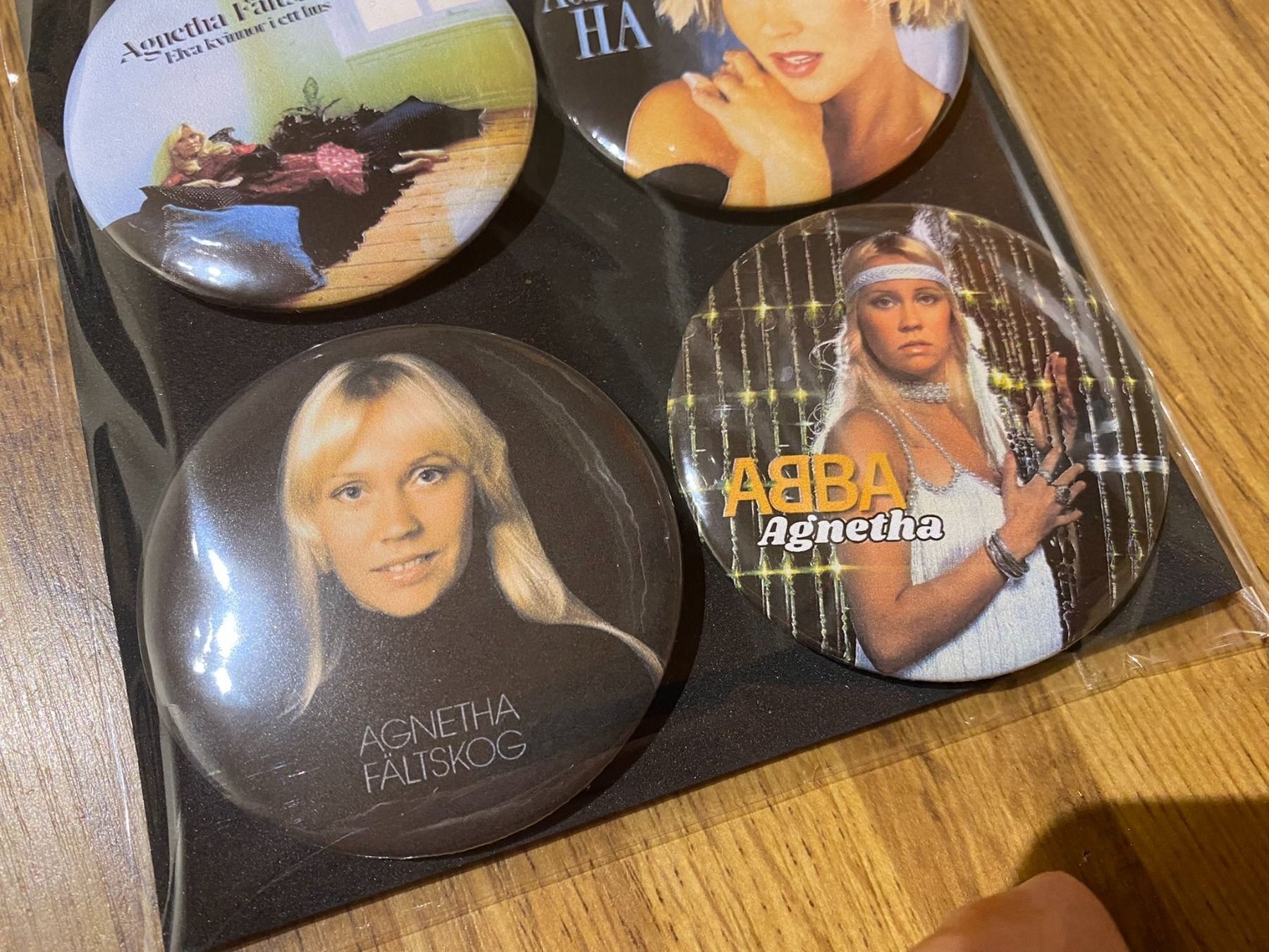 Placchette & Badge: Abba Agnetha Ansteck Badges2 – Nuovo e nell'imballaggio originale da Basel venduto da FatCatPacksTheRatt 1