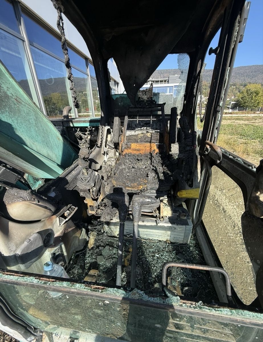 Kobelco Bagger: Bagger Kobelco SK 135 mit Schild – Gebraucht aus Niederbipp von baggerch 5
