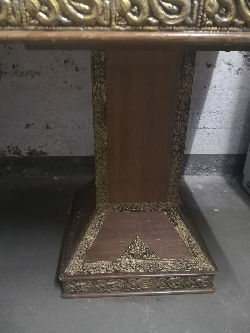 Tavoli: Indischer Tisch mit Glasplatte – Usato da Bern venduto da Yunkom 9