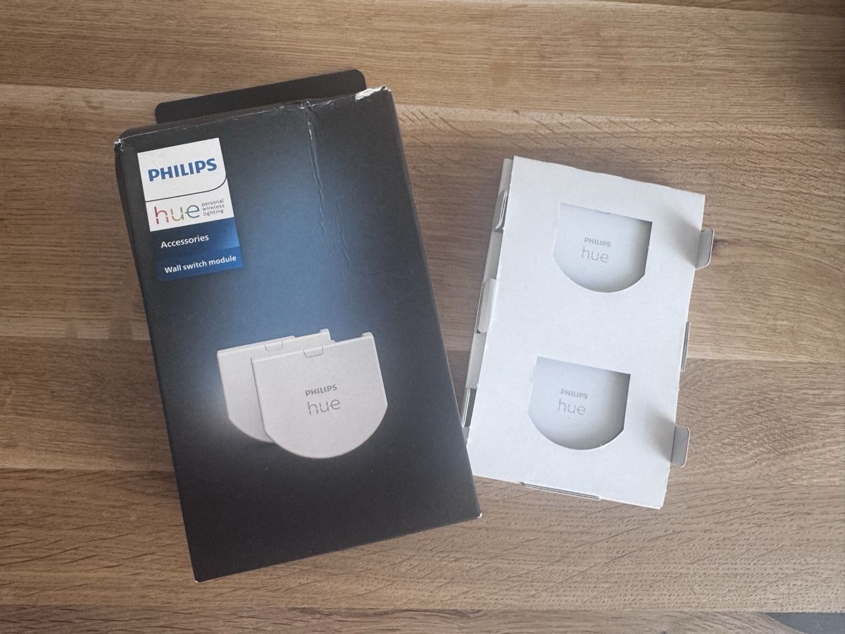 Philips Hub & Switch: Philips Hue Wall Switch Modul – Usato da Einsiedeln venduto da Nadine_Nadine